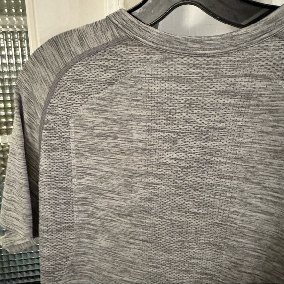 Lululemon Men’s Metal Vent Tech Short Sleeve Henley Slate Gray Size M - Picture 7 of 10